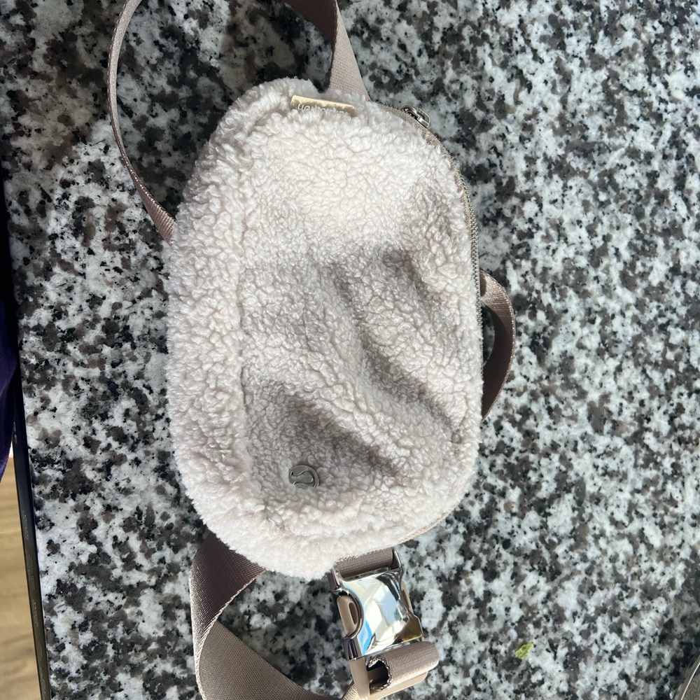 Lululemon Sherpa Everywhere Belt Bag Cream - Picture 2 of 6